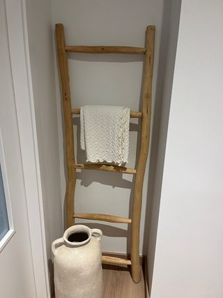 Escalera decorativa de madera rústica