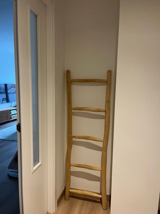 Escalera decorativa de madera rústica