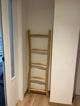 Escalera decorativa de madera rústica