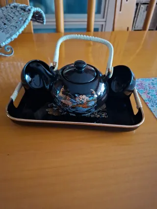 Tetera negra con bandeja y 2 tazas