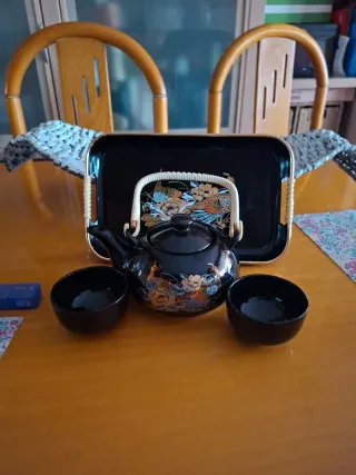 Tetera negra con bandeja y 2 tazas