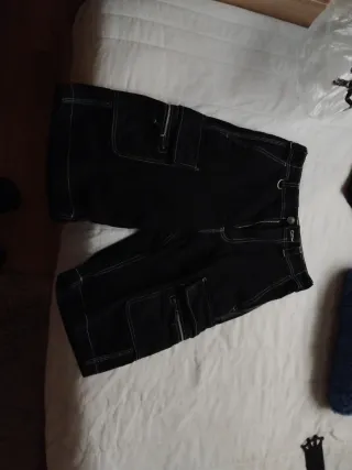 Pantalones cargo negros con costuras blancas