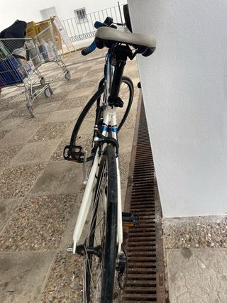 Bicicleta de carretera azul y blanca