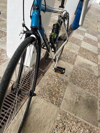 Bicicleta de carretera azul y blanca