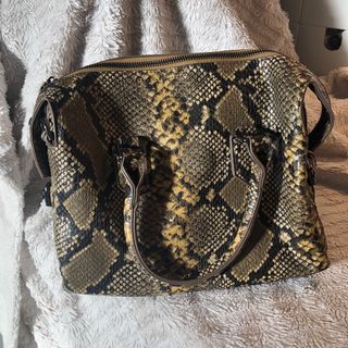 Bolso estampado imitando piel de serpiente