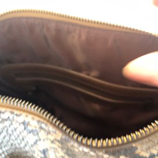 Bolso estampado imitando piel de serpiente