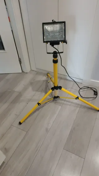 Foco LED con trípode