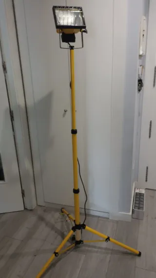Foco LED con trípode
