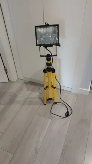 Foco LED con trípode