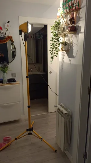 Foco LED con trípode