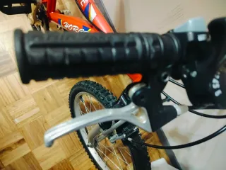 Bicicleta infantil roja