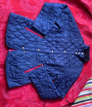 Chaqueta Barbour azul con detalles rojos