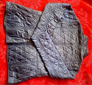 Chaqueta Barbour azul con detalles rojos