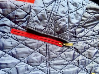 Chaqueta Barbour azul con detalles rojos