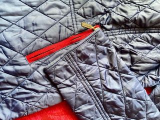 Chaqueta Barbour azul con detalles rojos