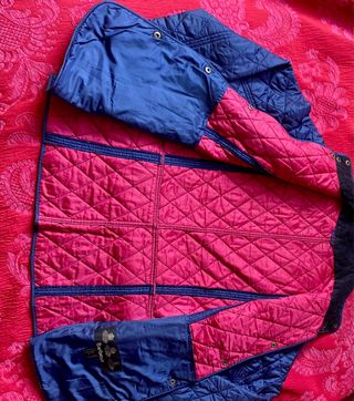 Chaqueta Barbour azul con detalles rojos