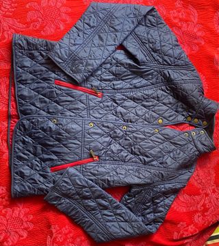 Chaqueta Barbour azul con detalles rojos