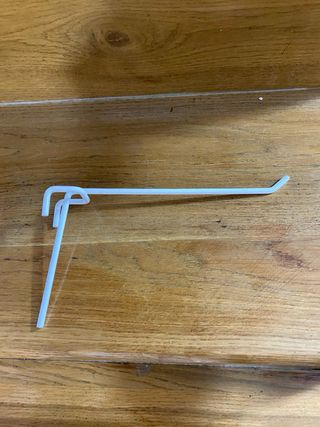 Reja expositora con ganchos