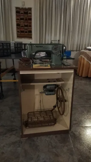 Máquina de coser REFREY