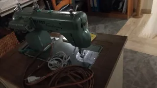 Máquina de coser REFREY