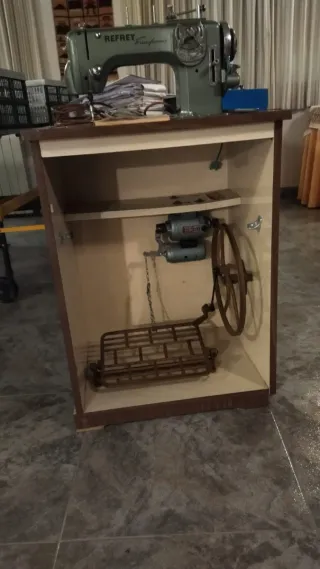 Máquina de coser REFREY