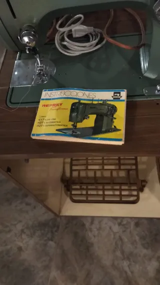 Máquina de coser REFREY