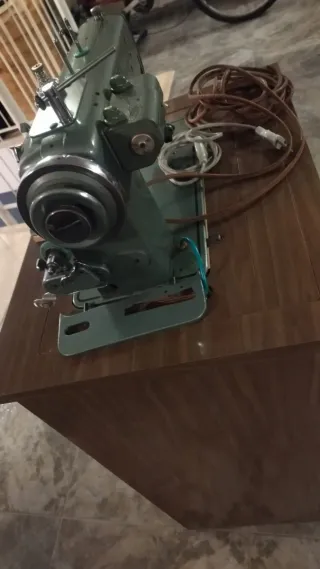 Máquina de coser REFREY