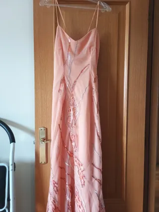 Vestido de fiesta coral y plateado