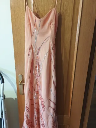 Vestido de fiesta coral y plateado