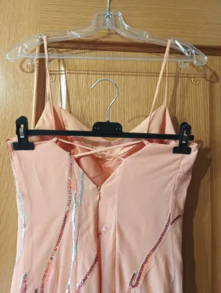 Vestido de fiesta coral y plateado