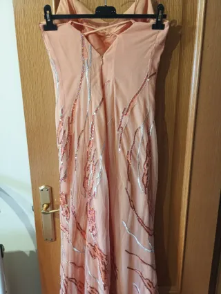 Vestido de fiesta coral y plateado