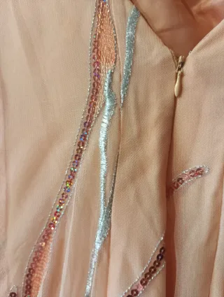 Vestido de fiesta coral y plateado