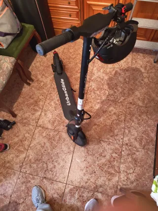 Patinete Eléctrico Urban Glide XS con casco