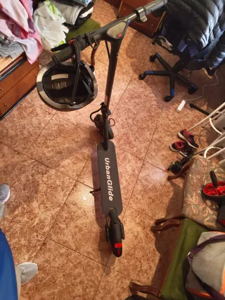 Patinete Eléctrico Urban Glide XS con casco