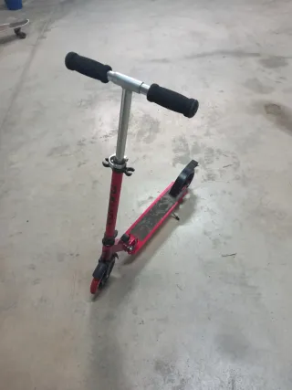 Patinete infantil rojo plegable marca Tijuana