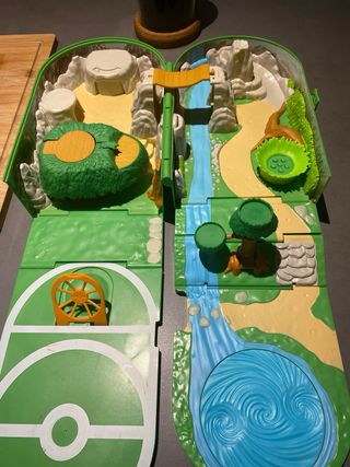 Mochila Pokémon Verde + figuras