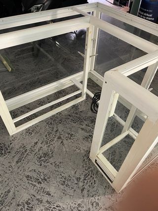 Mostrador tipo vitrina con estructura de aluminio