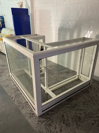 Mostrador tipo vitrina con estructura de aluminio