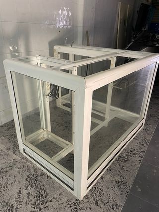 Mostrador tipo vitrina con estructura de aluminio