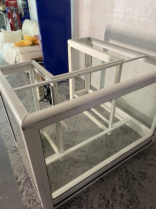 Mostrador tipo vitrina con estructura de aluminio