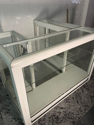 Mostrador tipo vitrina con estructura de aluminio