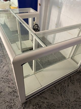 Mostrador tipo vitrina con estructura de aluminio