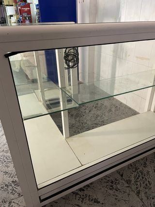 Mostrador tipo vitrina con estructura de aluminio