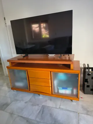 Mesa TV madera con puertas y cajones