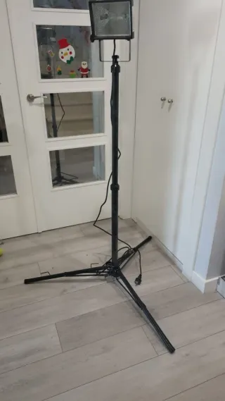 Foco LED con trípode