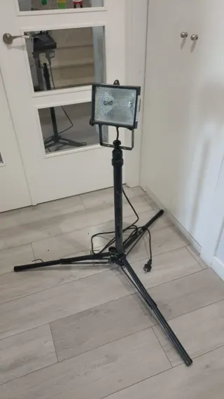 Foco LED con trípode