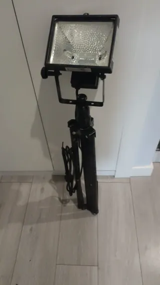 Foco LED con trípode