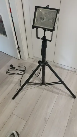 Foco LED con trípode