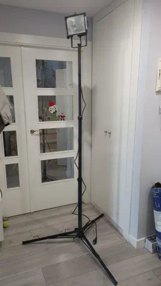 Foco LED con trípode