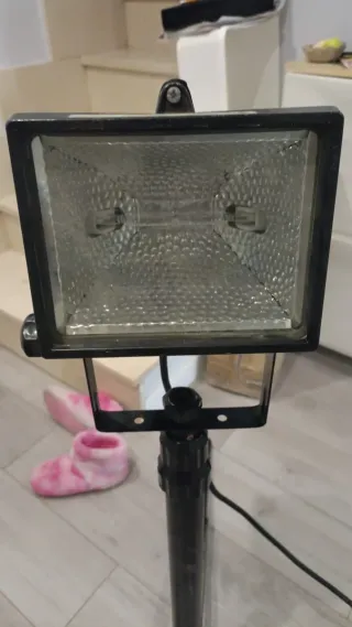 Foco LED con trípode